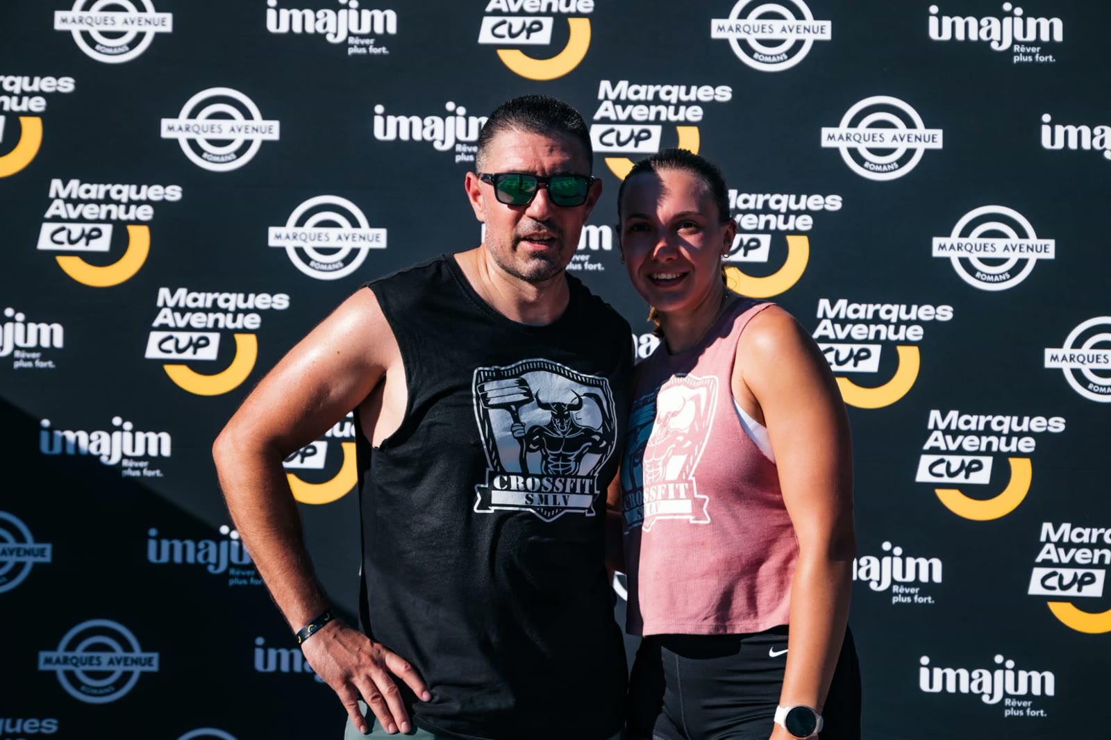 Damien Poncet et Océanne Murat, duo du club SMLV, devant le mur photo de la Marques Avenue Cup à Romans