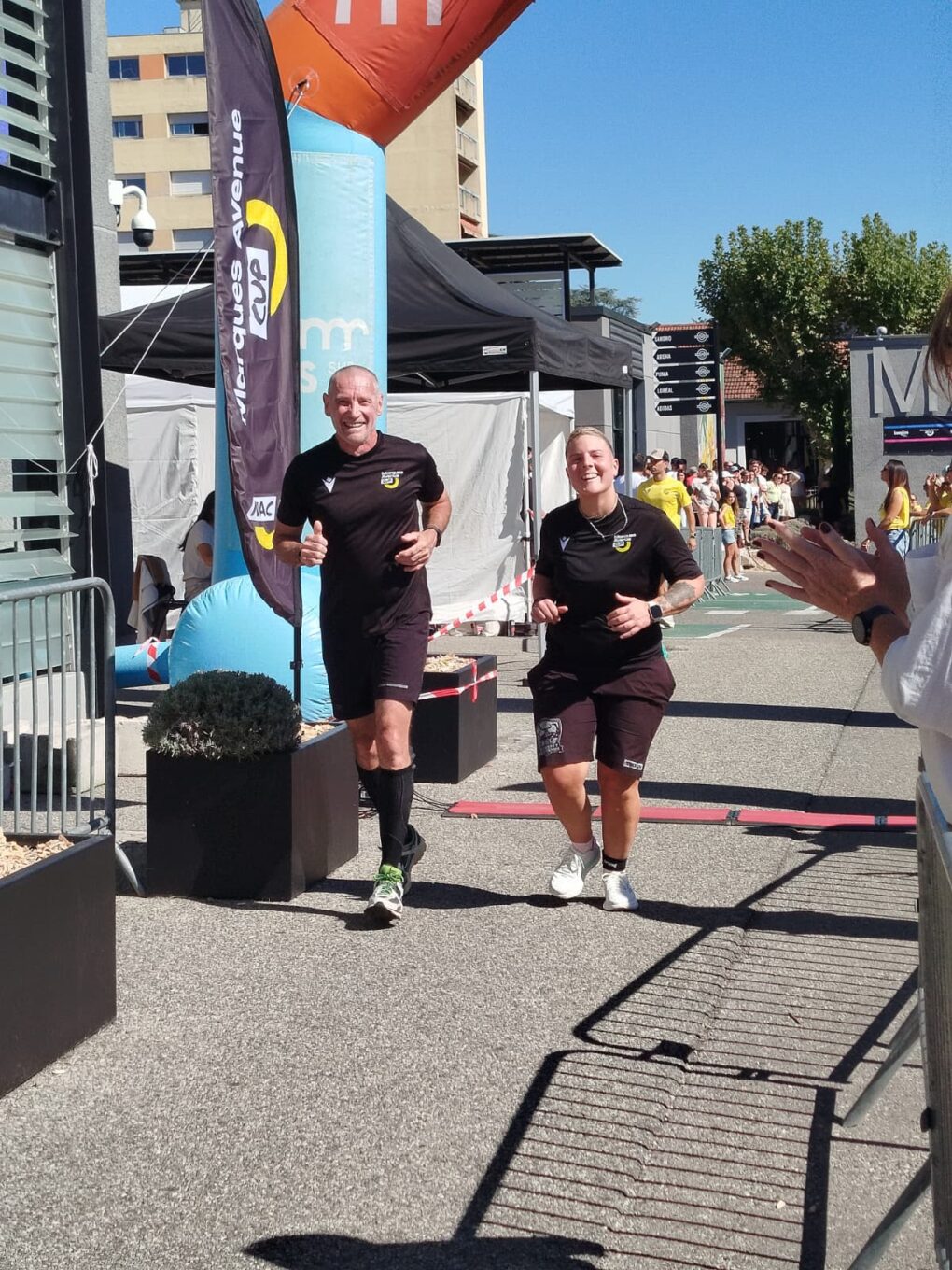 Rodolphe et Jen, duo du club SMLV, en train de franchir l'arrivée de la Marques Avenue Cup à Romans