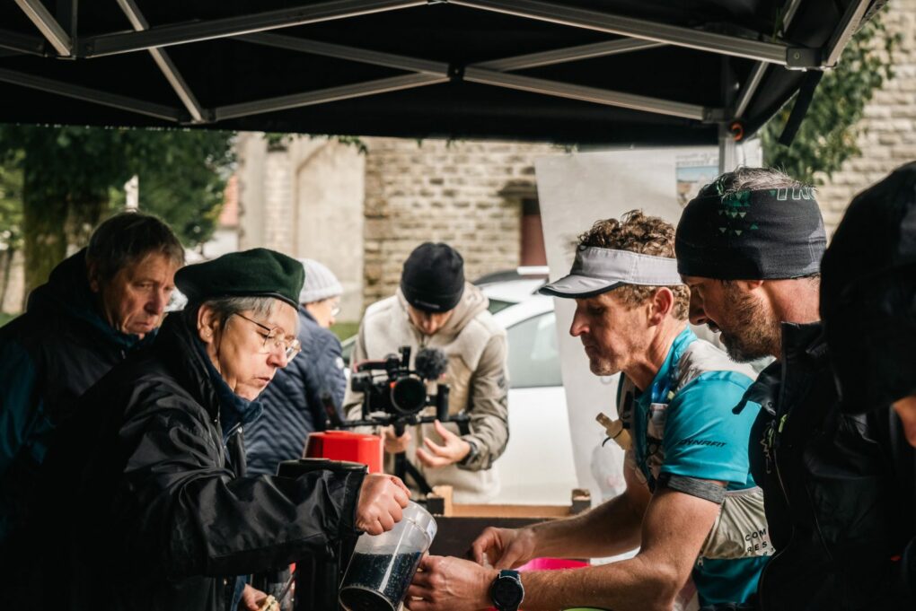 Coureurs au ravitaillement du Trail du Maquis du Vercors à Vassieux-en-Vercors